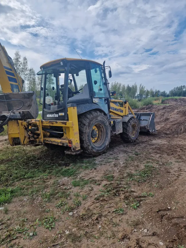 Komatsu WB93R ratinis ekskavatorius-krautuvas sklypo lyginimo darbuose